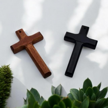 Carregar imagem no visualizador da galeria, Colar Cruz de Madeira de Oliveira  – Design Elegante e Significativo