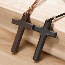 Carregar imagem no visualizador da galeria, Colar Cruz de Madeira de Oliveira  – Design Elegante e Significativo