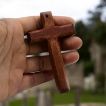 Carregar imagem no visualizador da galeria, Colar Cruz de Madeira de Oliveira  – Design Elegante e Significativo