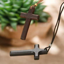 Carregar imagem no visualizador da galeria, Colar Cruz de Madeira de Oliveira  – Design Elegante e Significativo