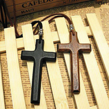 Carregar imagem no visualizador da galeria, Colar Cruz de Madeira de Oliveira  – Design Elegante e Significativo